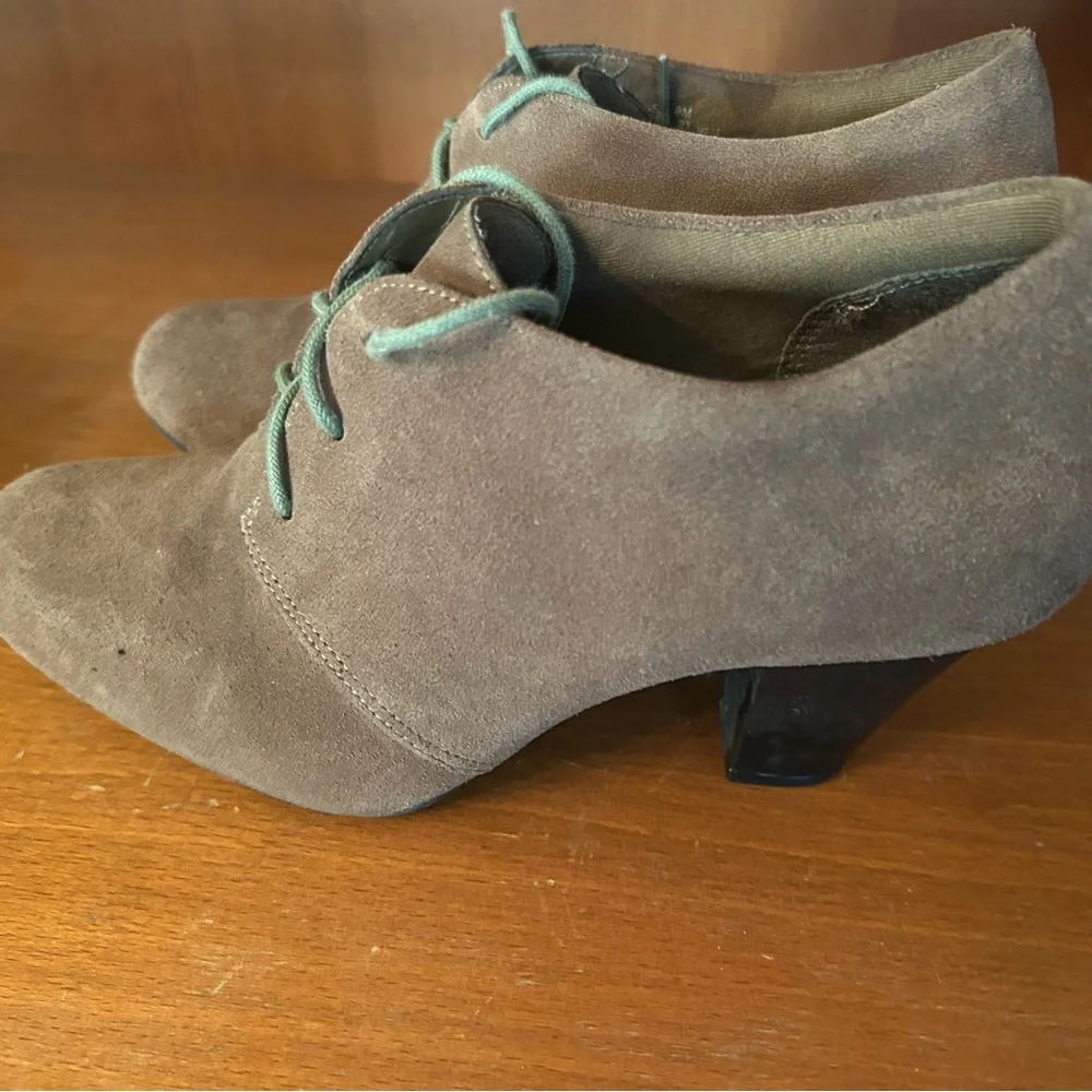 Women’s Clarks Brown Suede Shoes, Size 8 - Picture 2 of 3
